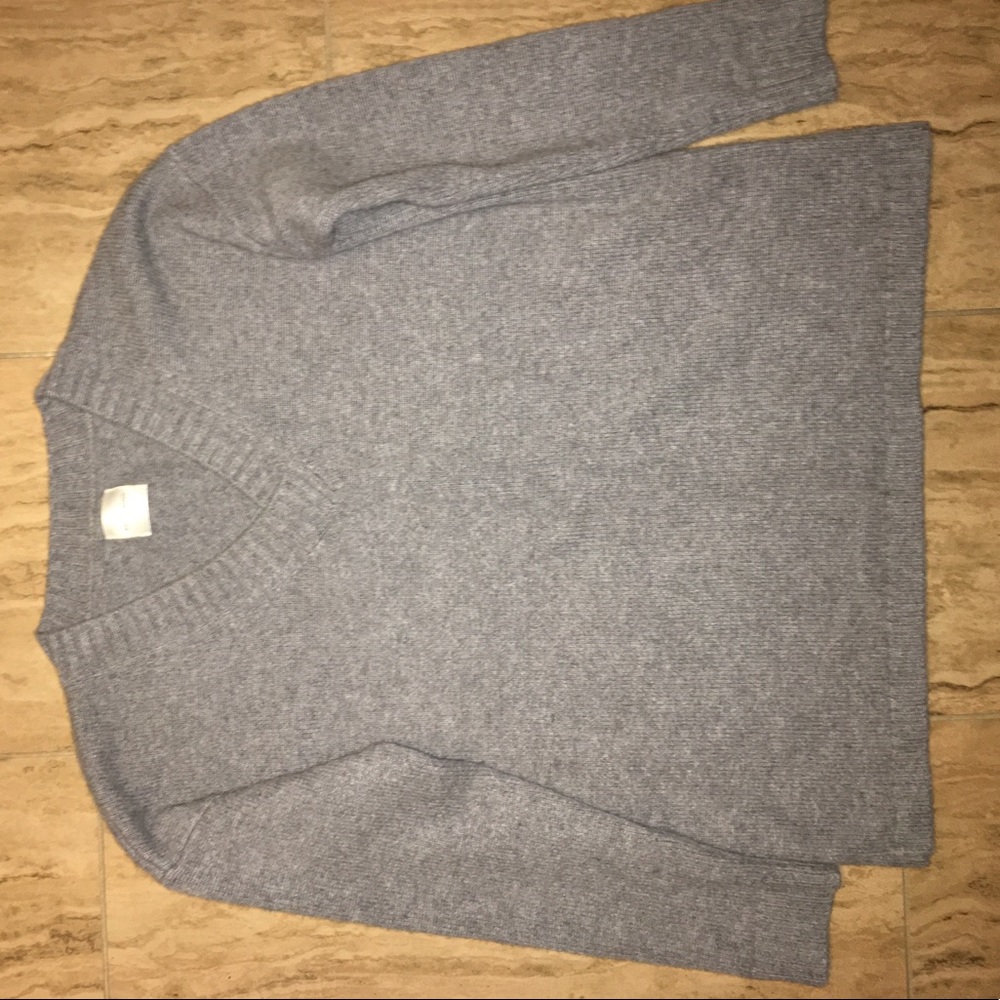 Anine Bing beautiful soft, grey, vneck sweater